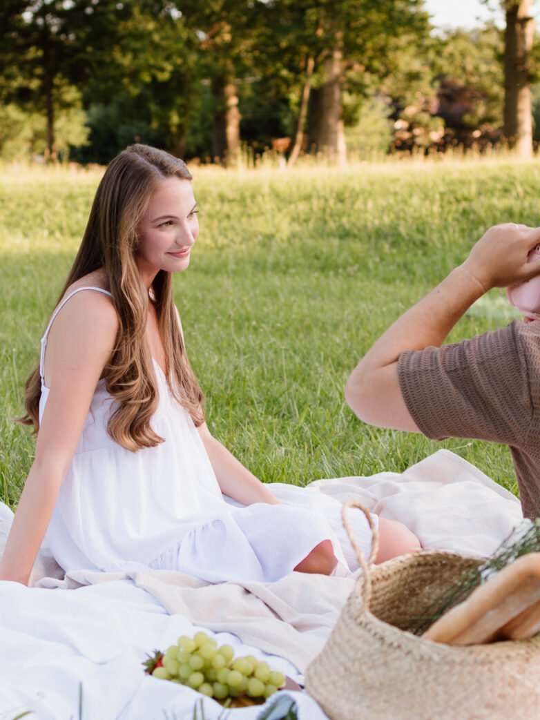 From Summer Sunshine to Autumn Leaves: Picnic Photos for Any Season